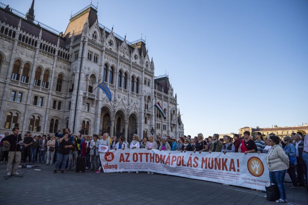 Az Otthonápolás Munka! Címmel Demonstráltak A Fõvárosi Kos